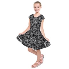 Black And White Pattern Kids  Short Sleeve Dress by Sobalvarro