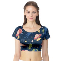 Seamless-pattern-with-funny-aliens-cat-galaxy Short Sleeve Crop Top by Salman4z